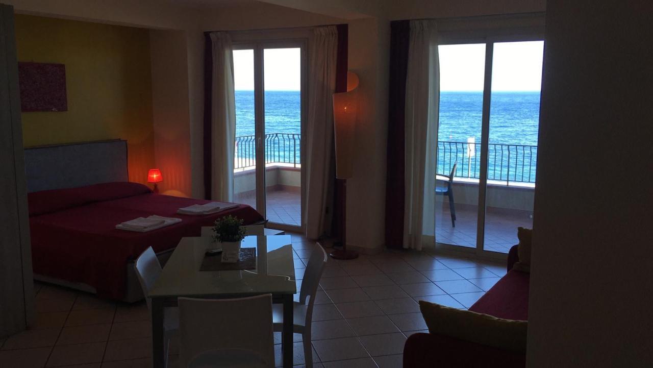 B&B La Sirena Santa Teresa Di Riva Dış mekan fotoğraf
